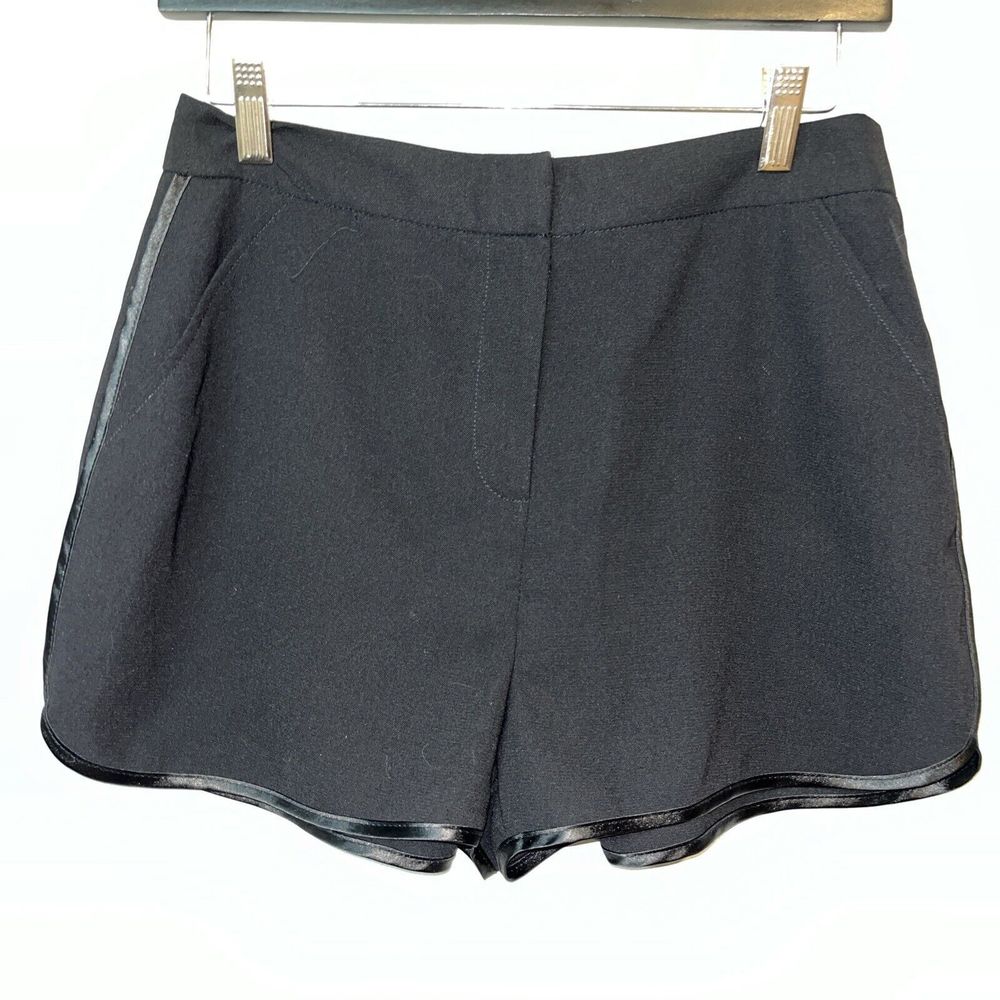 Topshop woman's artsy flat front black Shorts size 6 art to wear night out